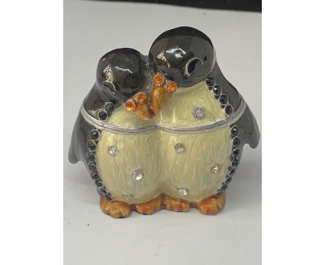 AN ENAMEL TRINKET BOX IN THE DESIGN OF TWO PENGUINS WITH COLOURED STONE DECORATION 