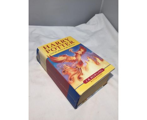 A FIRST EDITION HARD BACK BOOK WITH DUST JACKET OF HARRY POTTER AND THE ORDER OF THE PHOENIX 