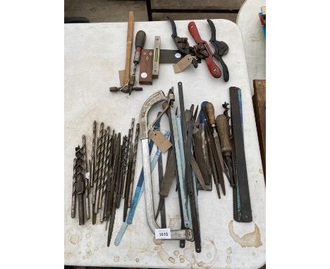 AN ASSORTMENT OF VINTAGE HAND TOOLS TO INCLUDE FILES, DRILL BITS AND WOOD PLANES ETC 
