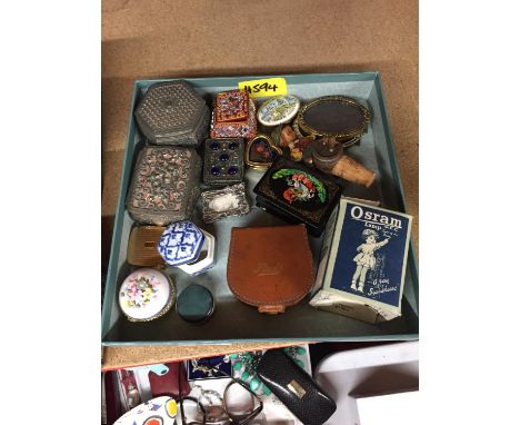 A QUANTITY OF TRINKET BOXES TO INCLUDE A SMALL PAINTED RUSSIAN LACQUERED BOX, FILIGREE EXAMPLES, CERAMIC, BOTTLE STOPPER, ETC