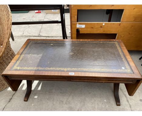 AN ANTIQUE SOFA TABLE STYLE COFFEE TABLE WITH INSET LEATHER TOP 