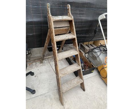 A VINTAGE FOUR RUNG WOODEN STEP LADDER 