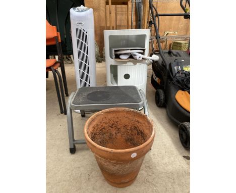 AN ASSORTMENT OF ITEMS TO INCLUDE A SMALL STEP AND A TERRACOTTA PLANT POT ETC 