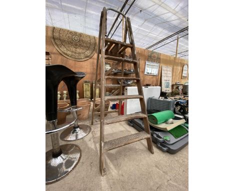 A VINTAGE FIVE RUNG WOODEN STEP LADDER 
