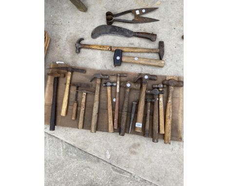 A LARGE ASSORTMENT OF VINTAGE TOOLS TO MAINLY INCLUDE HAMMERS ETC 