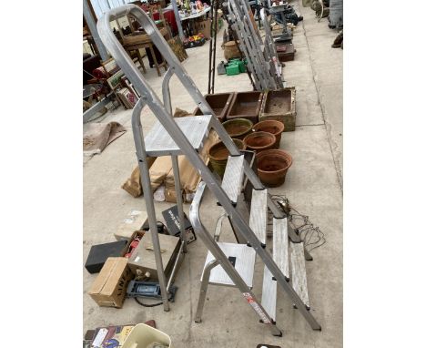 A FOUR RUNG ALUMINIUM STEP LADDER AND A FURTHER SMALL STEP LADDER 