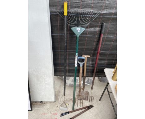 AN ASSORTMENT OF GARDEN TOOLS TO INCLUDE A SPADE, A FORK AND A RAKE ETC 