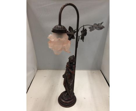 A TABLE LAMP WITH A FLORAL GLASS SHADE AND A LADY FIGURINE HEIGHT 55CM 