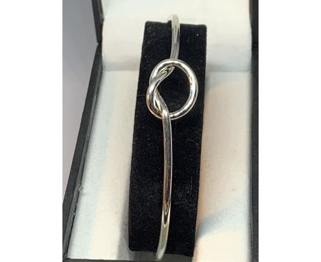 A MARKED SILVER BANGLE WITH A TWIST DESIGN IN A PRESENTATION BOX 