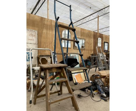 A TUBULAR METAL FIVE RUNG STEP LADDER, A VINTAGE TWO RUNG WOODEN STEP LADDER AND A FURTHER KITCHEN STEP 