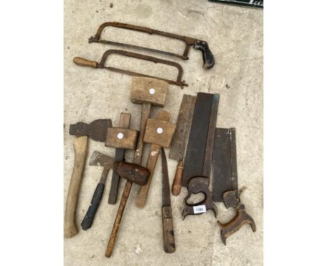 AN ASSORTMENT OF VINTAGE HAND TOOLS TO INCLUDE AXES, SAWS AND MALLETS ETC 