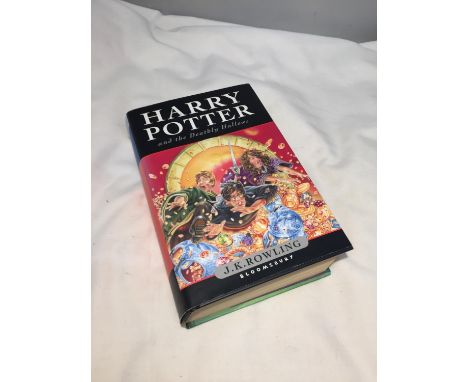 A FIRST EDITION HARDBACK WITH DUST JACKET OF HARRY POTTER AND THE DEATHLY HALLOWS 