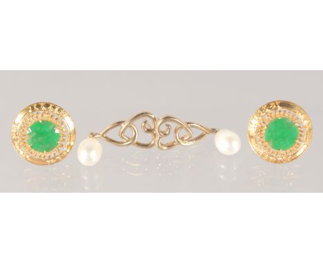 A PAIR OF 22CT GOLD JADE EARRINGS AND A PAI OF PEARL EARRINGS.