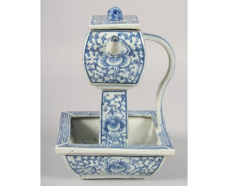 A CHINESE BLUE AND WHITE PORCELAIN LIDDED OIL LAMP, 21.5cm high.