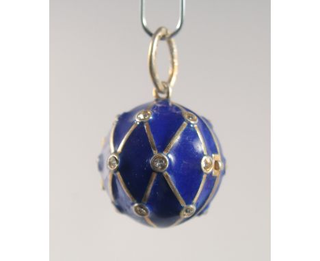 A SILVER AND BLUE ENAMEL BALL SHAPED LOCKET. 2cm diameter