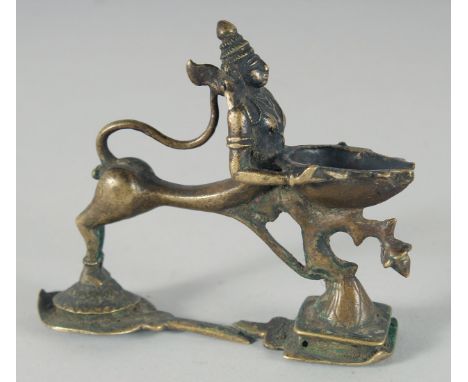 AN 18TH CENTURY INDIAN OIL LAMP, 11cm long.