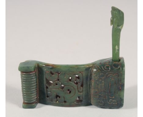 A CHINESE ARCHAIC STYLE JADE ORNAMENT.