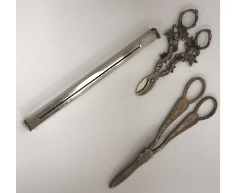 An Edwardian silver telescopic wax holder (by William Hornby, London 1903) 17.8 cm long, a pair of silver grape snips (by Geo