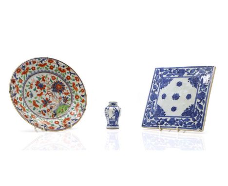 A collection of Chinese porcelain, comprising:a Imari-style famille rose plate, 18th century, of circular form, painted with 