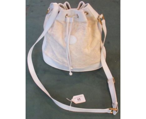 A ladies Gucci handbag in a white and cream colourway (used). Condition Report: Please note due to a cataloguing error this h