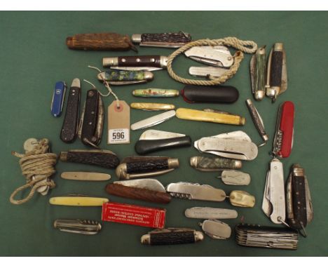 Collection of pocket knives and army knives 