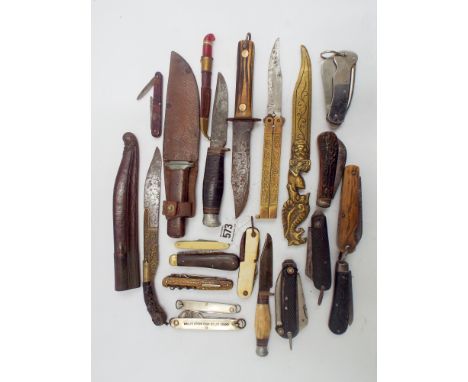 Collection of 21 knives and daggers to include army issues, an Eastern dagger, Bowie knives, pocket knives etc 