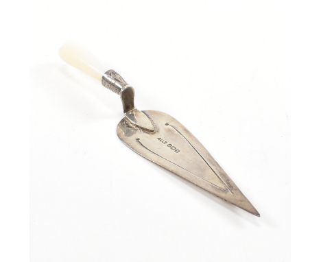 A George V hallmarked silver and mother of pearl novelty bookmark in the form of a trowel.&nbsp; Hallmarked for Birmingham, 1