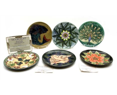 Five Moorcroft Year plates, 1989, 1991, 1992, 1993, 1994, four boxed, three with certificates, 21.5cm (5)