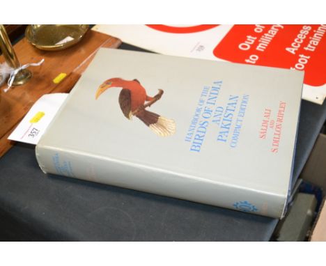 Handbook of The Birds of India and Pakistan, compact edition 