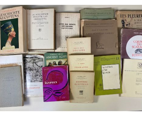 MATOUK, F.S. Corpus du scarabée égyptien. T. 1: Les scarabées royaux. (1971). W. ill. 4°. Owrps. (Top of spine gone). -- M. W