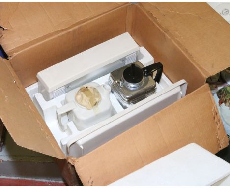 A boxed vintage Golin teasmaid.