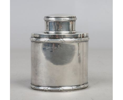 A silver tea caddy with reeded band decoration assayed Birmingham 1912, weight 148.8 grams.