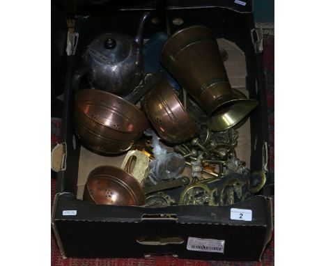 A box of metalwares to include Coronation spoon set, copper wares hunting horn, ornamental keys, chamber stick, horse brasses