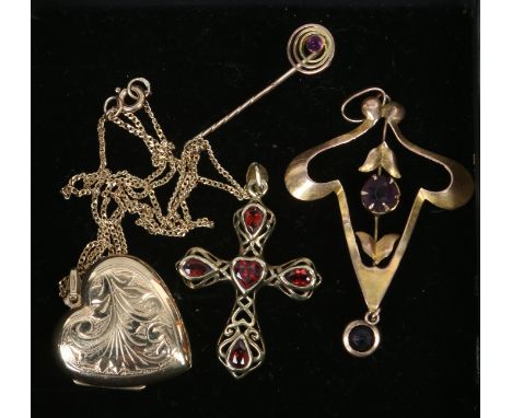 Four pieces of 9ct gold jewellery Art Nouveau amethyst pendant, locket stick pin and garnet set cross pendant, gross weight 9