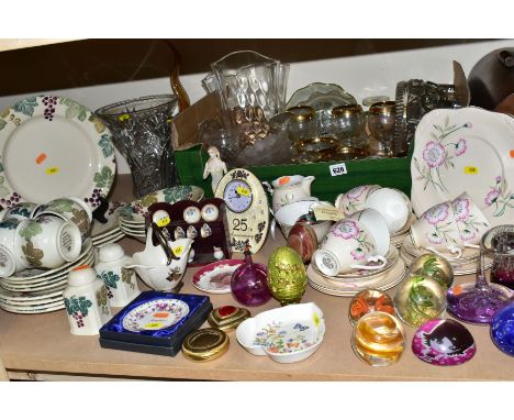 A BOX AND LOOSE CERAMICS, GLASS AND METALWARE, including a Royal Winton 'Tradition' spongeware twenty two piece dinner servic