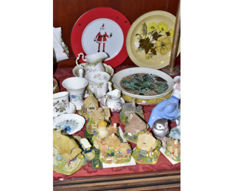 A GROUP OF CERAMIC GIFTWARES AND ORNAMENTS ETC, to include a Lladro Lucky Owl figure no 8035, a Nao by Lladro group of ducks 