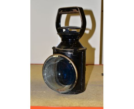 AN EARLY 20TH CENTURY BRITISH RAILWAYS GUARDS HEADLAMP/ SIGNALLING LAMP, japanned metalwork, carry handle to the top and back