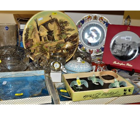 A GROUP OF CERAMICS AND GLASSWARE, including a boxed set of three Wade Swallows from the No.2 Mourne Range of Porcelain minia