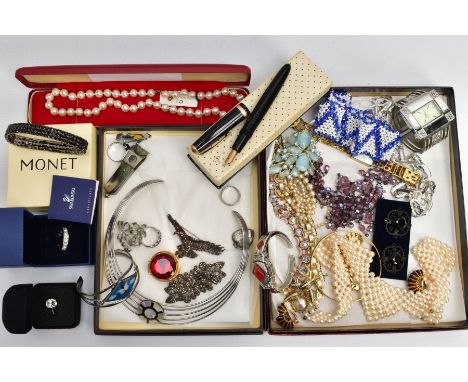 A BOX OF ASSORTED SILVER, WHITE METAL AND COSTUME JEWELLERY PIECES, to include a boxed black lacquer and gold trim 'Parker Du