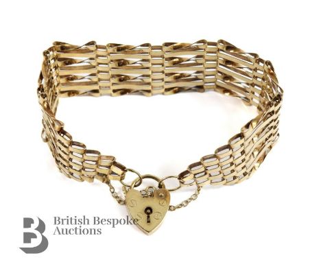 Lady's 9ct yellow gold gate link bracelet, with heart-form clasp, measures 200 mm in length x 22 mm width, approx 15 gms