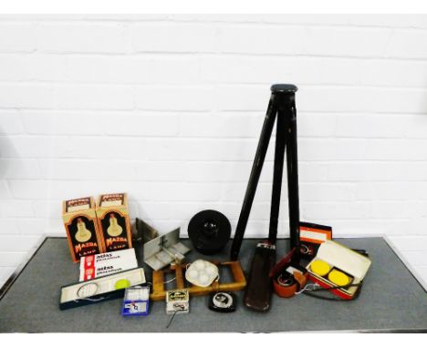 Carton containing vintage camera equipment to include Mazda lamps, exposure meters, small guillotine, Agfa Gelbfiltersatz, Ha