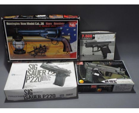 A good lot or scale model BB guns to include Remington, Beretta and others, models appear to be in good complete condition in