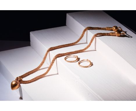 Ca. 400 BC. A gold chain necklace comprising a dense loop-in-loop design. The finials, culminating in distinctive mushroom-sh