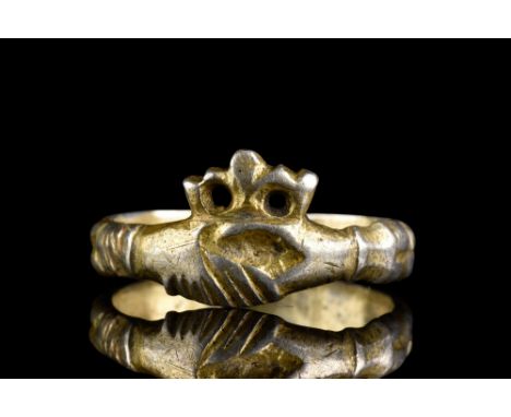 Ca. 1600-1700 AD.A gilt silver Fede ring with a braided-like band. At the centre, it bears the clasped hands motif under a cr