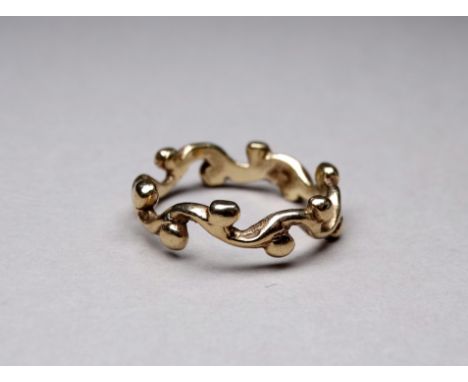 A 9ct gold ring - of a distinctive design, size L, 2.7g