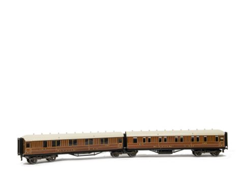 An ACE Trains O Gauge C/6 Articulated 2-Car Sleeper Set, in printed LNER 'teak' livery, comprising two all-1st coaches with c