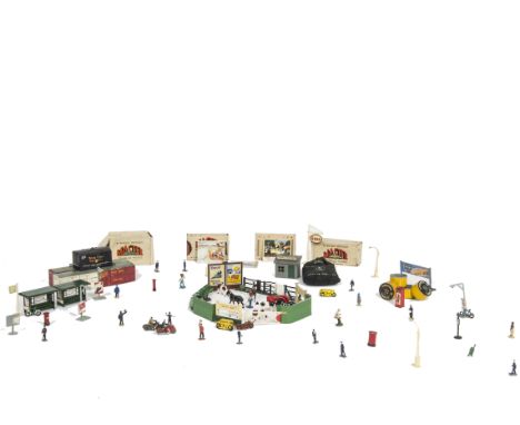 Large quantity of 00 Gauge Lineside accessories by  Master Models Hornby-Dublo Trix and other makers, Master Models boxed fig