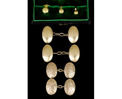 A pair of gentlemen's 18ct gold cufflinks, the plain oval faces, 20mm x 10mm (gross weight 9.6 grammes), a pair of 9ct oval c