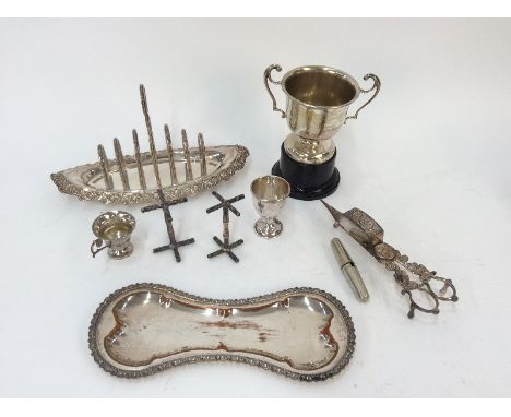 A plated toast rack; a pair of candle snuffers on tray; a travelling cork screw; a plated trophy cup; a silver egg cup  AF; a