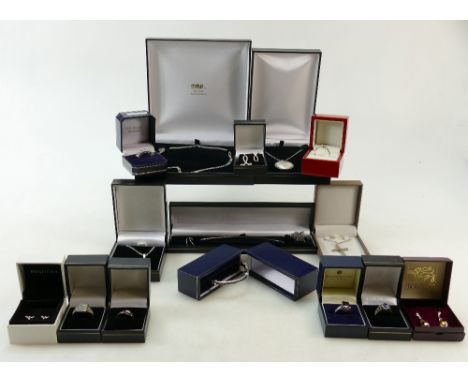 A good collection of ladies silver Jewellery: Ladies Silver jewellery including rings, chains, bangle, pendants, earrings etc